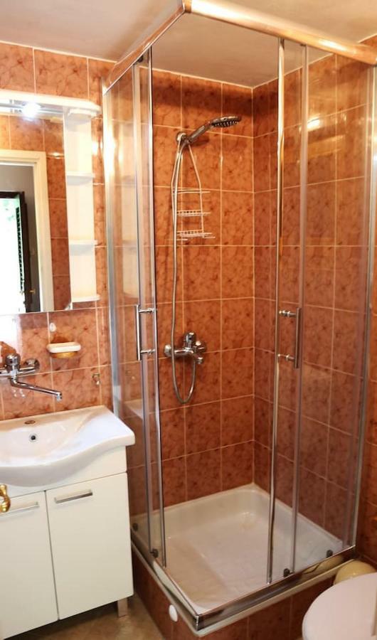 Authentic Apartment On The Seaside Omisalj Bagian luar foto